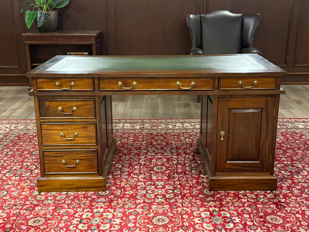 Vintage bureau, klassiek Engels bureau, mahoniehout, groen leer, 682