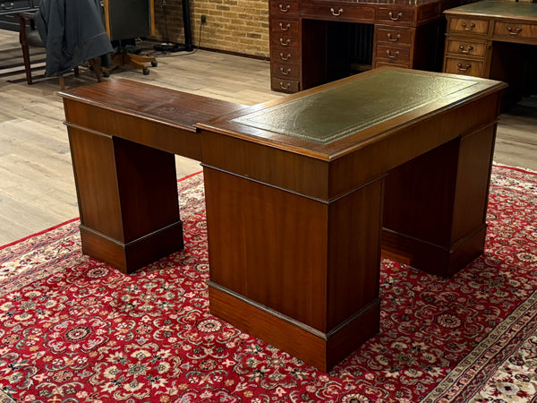 Vintage bureau, hoekbureau, klassiek Engels bureau, mahoniehout, groen leer, 624