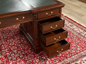 Vintage-Schreibtisch, Partnerdesk, klassischer englischer Schreibtisch, Mahagoni, grünes Leder, 653