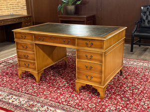 Vintage bureau, klassiek Engels bureau, mahoniehout, groen leer, 570
