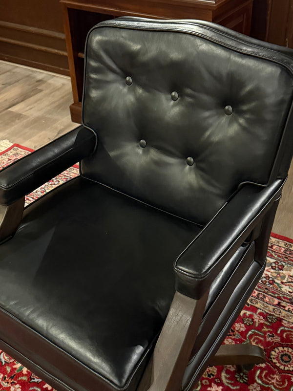 Vintage stoel, Chesterfield, teakhout, zwart leer, 116