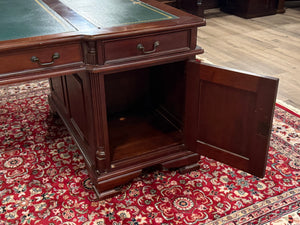 Vintage bureau, partnerdesk, klassiek Engels bureau, mahoniehout, groen leer, 671