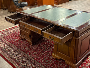 Vintage bureau, partnerdesk, klassiek Engels bureau, mahoniehout, groen leer, 671