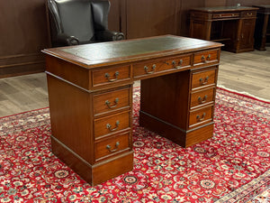 Vintage bureau, klassiek Engels bureau, mahoniehout, groen leer, 624