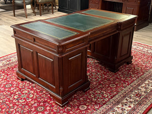 Vintage bureau, klassiek Engels bureau, mahoniehout , groen leer, 614
