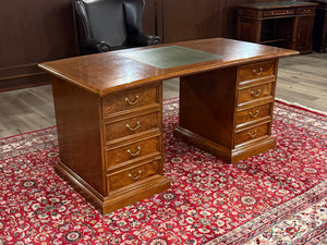 Vintage-Schreibtisch, klassischer englischer Schreibtisch, Kirschholz, grünes Leder, 637