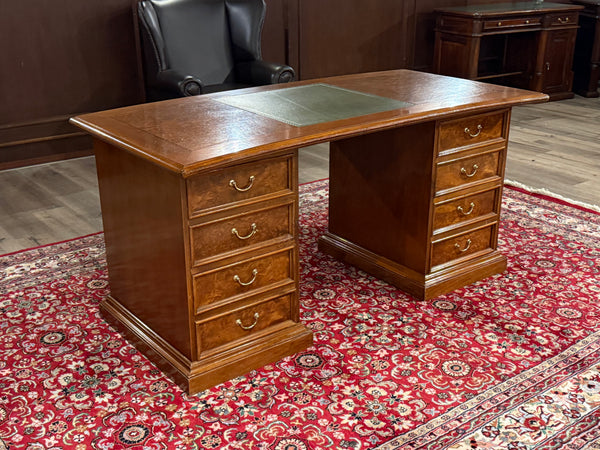 Vintage-Schreibtisch, klassischer englischer Schreibtisch, Kirschholz, grünes Leder, 637