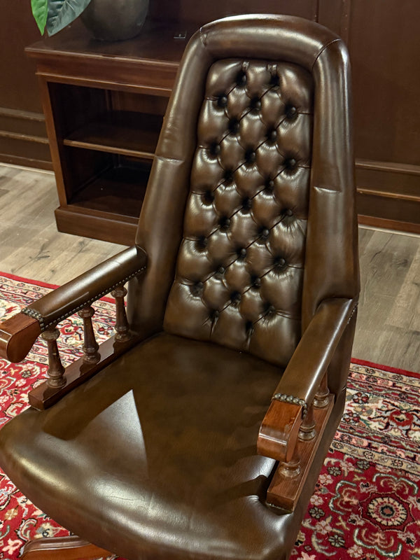 Vintage stoel, Chesterfield, mahoniehout, bruin leer, 111