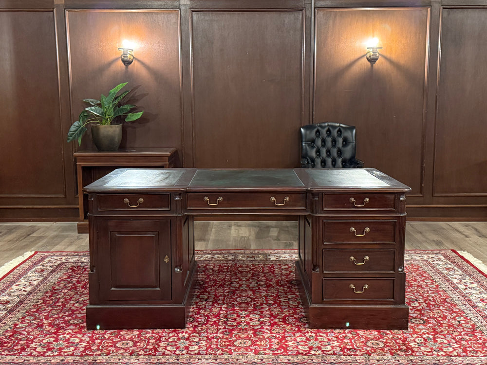 Vintage bureau, klassiek Engels bureau, mahoniehout, groen leer, 573