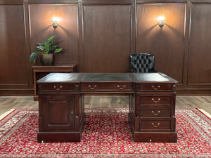 Vintage bureau, klassiek Engels bureau, mahoniehout, groen leer, 573