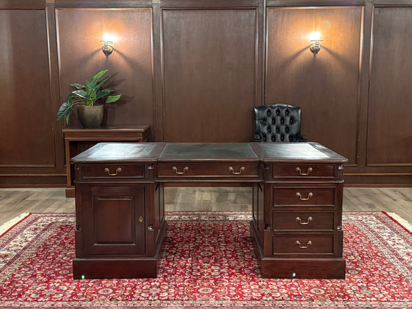 Vintage bureau, klassiek Engels bureau, mahoniehout, groen leer, 573