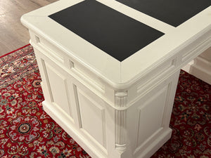 Vintage bureau, klassiek Engels bureau, wit, mahoniehout , zwart leer, 579