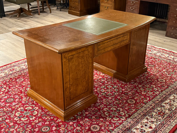 Vintage-Schreibtisch, klassischer englischer Schreibtisch, Kirschholz, grünes Leder, 637