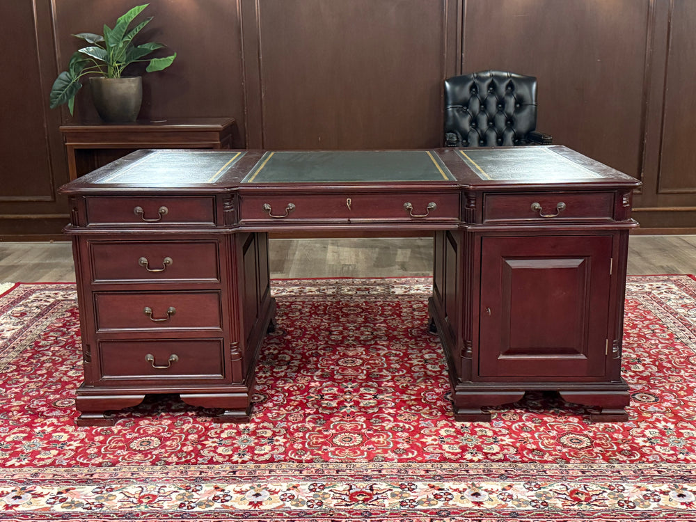 Vintage bureau, klassiek Engels bureau, partnerdesk , mahoniehout , groen leer, 566
