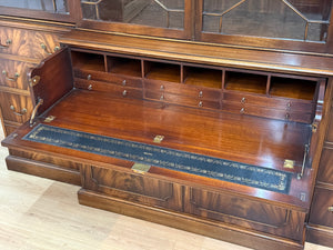 Vintage boekenkast, klassieke Engelse buffetkast, facet glas, notenhout