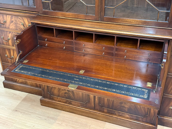 Vintage boekenkast, klassieke Engelse buffetkast, facet glas, notenhout