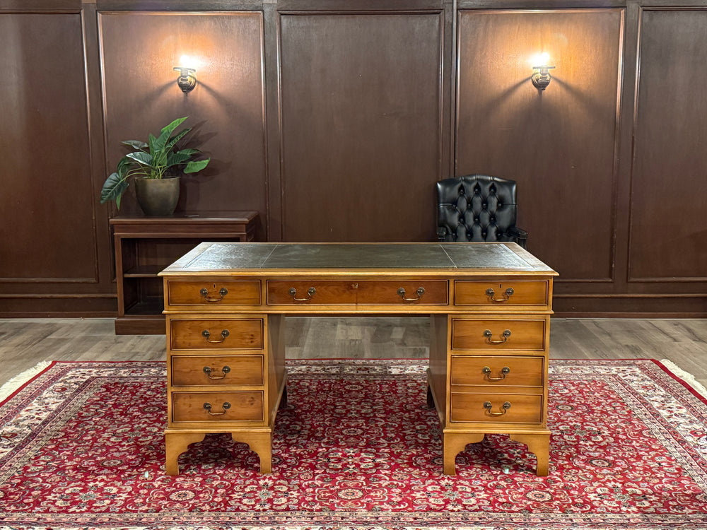 Vintage bureau, klassiek Engels bureau, mahoniehout, groen leer, 570