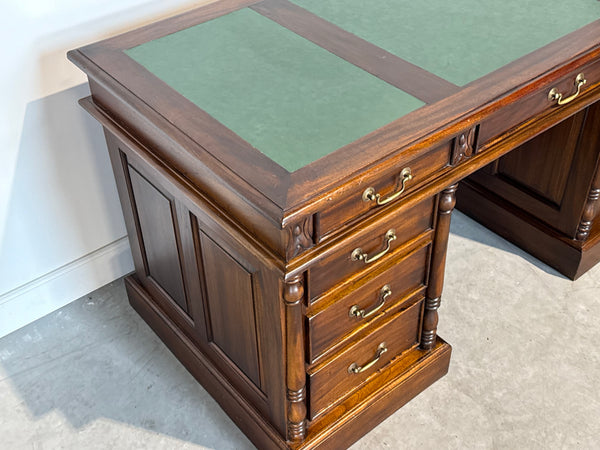 Vintage bureau, klassiek Engels bureau, mahoniehout, groen leer, 716