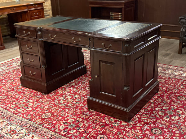 Vintage bureau, klassiek Engels bureau, mahoniehout, groen leer, 664