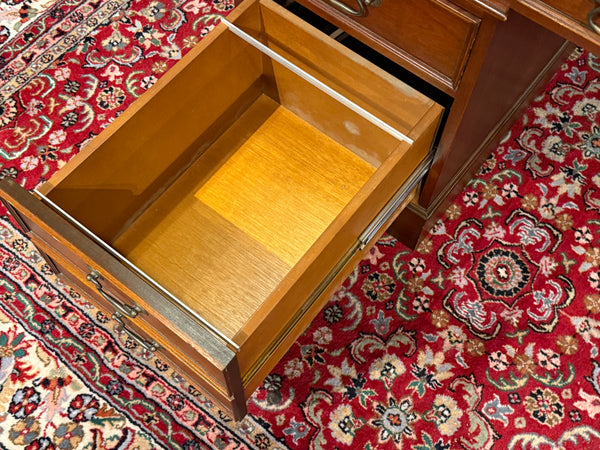 Vintage bureau, klassiek Engels bureau, mahoniehout, groen leer, 633