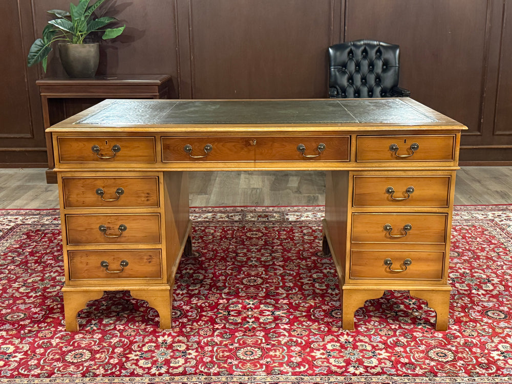 Vintage bureau, klassiek Engels bureau, mahoniehout, groen leer, 570