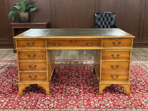 Vintage bureau, klassiek Engels bureau, mahoniehout, groen leer, 570