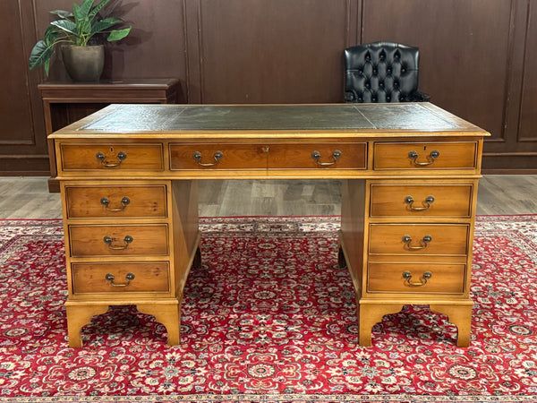 Vintage bureau, klassiek Engels bureau, mahoniehout, groen leer, 570