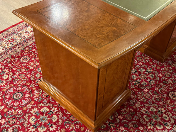 Vintage-Schreibtisch, klassischer englischer Schreibtisch, Kirschholz, grünes Leder, 637