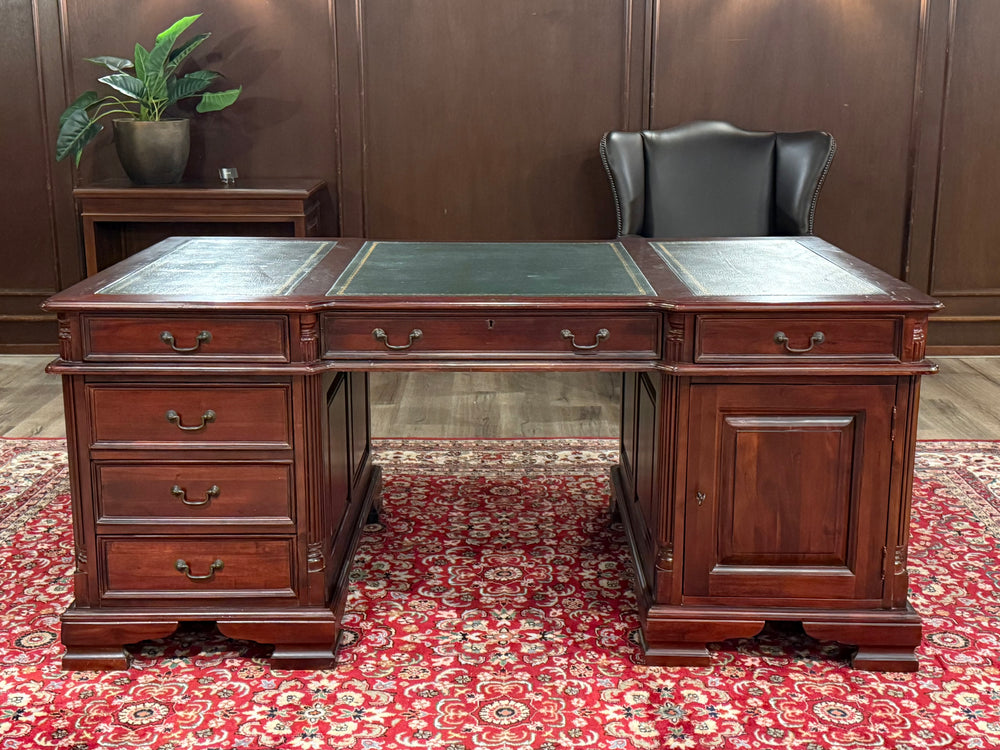 Vintage bureau, partnerdesk, klassiek Engels bureau, mahoniehout, groen leer, 615