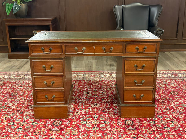 Vintage bureau, klassiek Engels bureau, mahoniehout, groen leer, 624