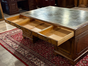 Vintage bureau, partnerdesk, klassiek Engels bureau, notenhout, groen leer, 657