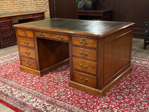 Bureau vintage, bureau anglais ancien, bois de cerisier, cuir vert, 666