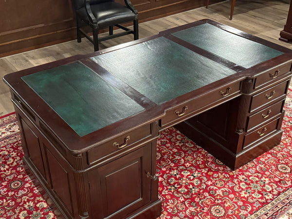 Vintage bureau, klassiek Engels bureau, mahoniehout, groen leer, 573