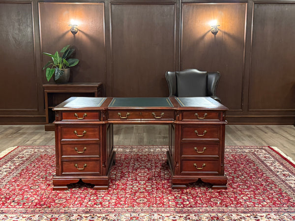 Bureau vintage, bureau anglais classique, acajou, cuir vert, 684