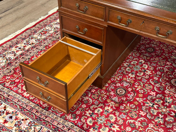 Vintage bureau, klassiek Engels bureau, mahoniehout, groen leer, 633