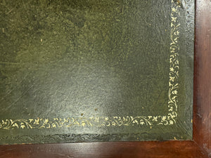 Vintage bureau, klassiek Engels bureau, notenhout, groen leer, 619