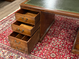 Antiek bureau, klassiek Engels bureau, eikenhout, groen leer, 677