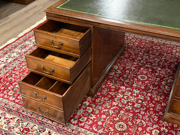 Antiek bureau, klassiek Engels bureau, eikenhout, groen leer, 677