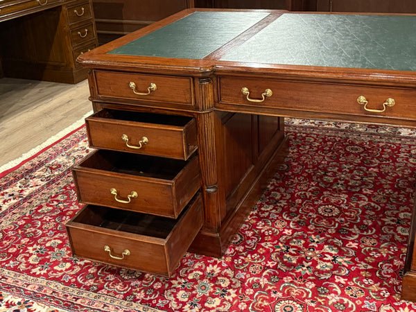 Vintage bureau, klassiek Engels bureau, partnerdesk, mahoniehout, groen leer, 572