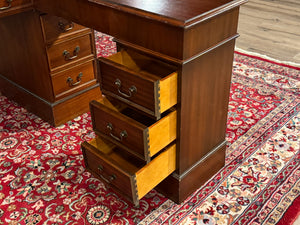 Vintage bureau, hoekbureau, klassiek Engels bureau, mahoniehout, groen leer, 624