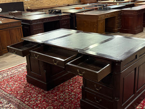 Vintage bureau, klassiek Engels bureau, mahoniehout, groen leer, 573