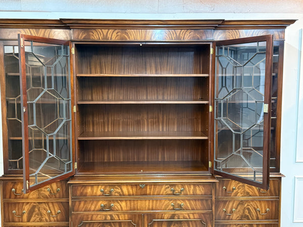 Vintage boekenkast, klassieke Engelse buffetkast, facet glas, notenhout