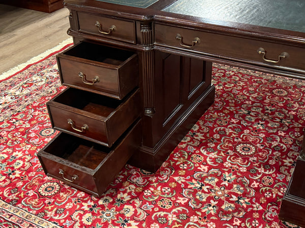 Vintage bureau, klassiek Engels bureau, mahoniehout, groen leer, 664