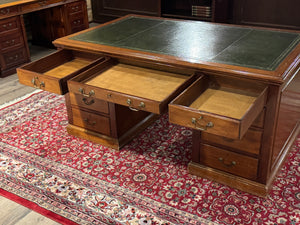 Bureau vintage, bureau anglais ancien, bois de cerisier, cuir vert, 666