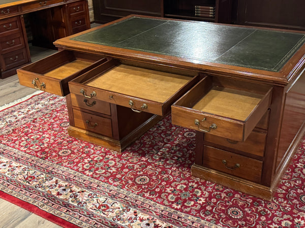 Bureau vintage, bureau anglais ancien, bois de cerisier, cuir vert, 666
