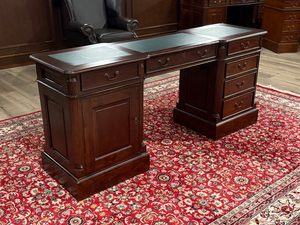 Bureau vintage, bureau anglais classique, acajou, cuir vert, 647