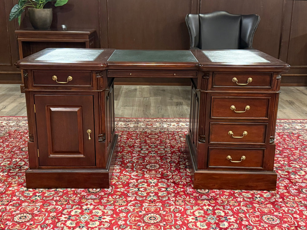 Vintage bureau, klassiek Engels bureau, mahoniehout, groen leer, 601