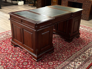 Vintage bureau, klassiek Engels bureau, mahoniehout, groen leer, 627