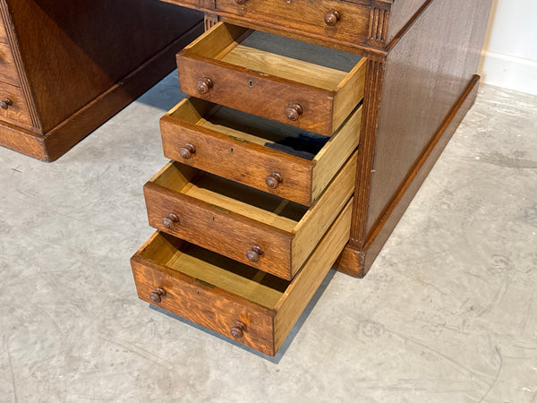 Antiek bureau, klassiek Engels bureau, eikenhout, rood leer, 695