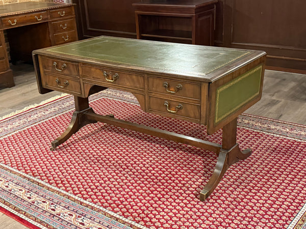Vintage schrijftafel, klassiek Engels bureau, notenhout, groen leer, 536